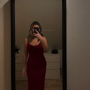 Röd klänning  - Röd långklänning från shein. Använd vid ett tillfälle.