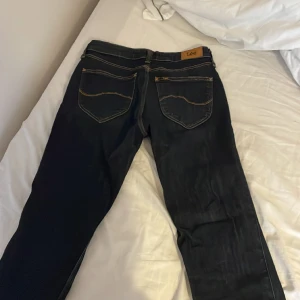 Lee jeans - Säljer dessa fina lowwaist lee jeans då jag inte använder dem längre, super fint skick, mörkblåa och raka nertill, W27 L31 (passar mig som är xs-s)säljer för 180kr + frakt men pris kan diskuteras 