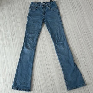 Zara Bootcut Jeans  - Ett par jättefina Zara Jeans i bra skick. Vid vänstra bakfickan finns det ett litet hål men själva byxor är i bra skick. Bild på hålet/revan finns ovan!  FRAKT TILLKOMMER 66KR!  Skickar ändas med postens blåa kuvert. Nypris: 399kr 
