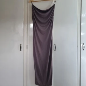 Klänning från ZARA - Aldrig använd. Prislapp kvar.