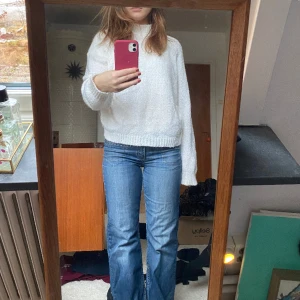 Vit stickad tröja  - Vit stickad tröja köpt second hand, fin dubbel detalj i kragen