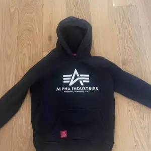 Säljer denna hoodien pga den blivit för liten. Storlek xs  Hör gärna av er vid några frågor!😁