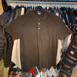 Colmar piké  - Tja säljer nu denna Colmar piké då den ej använda nåt mer. Pikén är i mycket bra skick utan några brister. Storlek M. Den är inköpt i Italien i somras för 1300 kr. Pris går att diskuteras. 