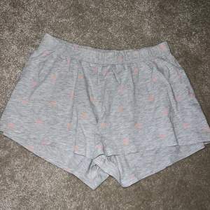 Sparsamt använda pyjamas-shorts. Inga defekter och har resårband i midjan. Design med gulliga rosa stjärnor på. Storlek 170 men skulle kunna passa något mindre och något större också. Passar mig (176 cm) och min syster (163 cm). 