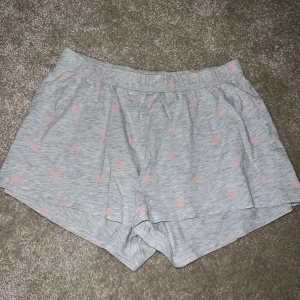Mysiga pyjamas-shorts - Sparsamt använda pyjamas-shorts. Inga defekter och har resårband i midjan. Design med gulliga rosa stjärnor på. Storlek 170 men skulle kunna passa något mindre och något större också. Passar mig (176 cm) och min syster (163 cm). 