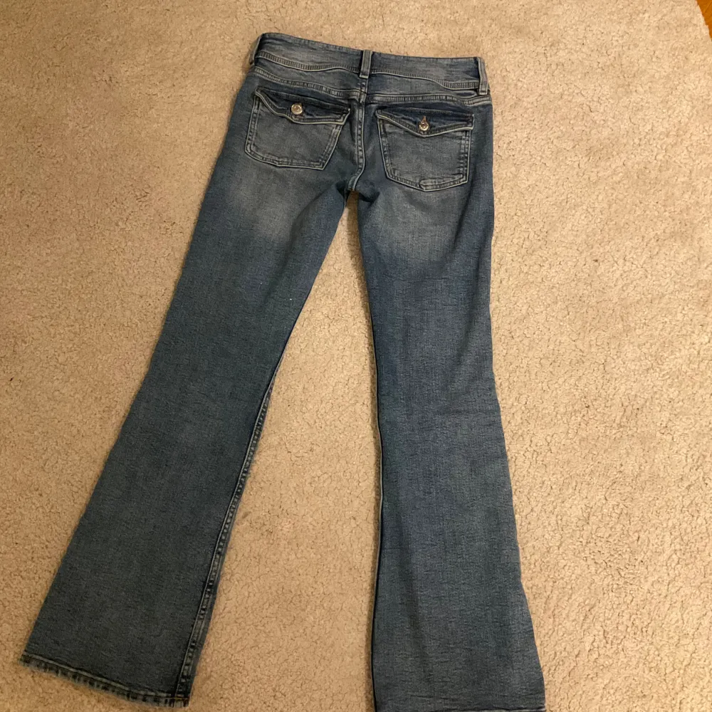 Säljer ett par jätte fina lågmidjade jeans från Gina dom har bara varit använda ett fåtal gånger och jag säljer dom pga att jag inte använder dom så mycket💗 Dom är i storlek 158 och skulle säga att dom passar i xs!. Jeans & Byxor.