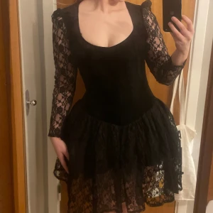 Vacker svart klänning med spets - En sjukt fin och speciell svart klänning med spets och velourtyg. Hög kvalite, från Italienska märket Tunnel. Står ingen storlek på den, men skulle själv säga att den passar bäst mellan storlek S-M. Superbra skick, bara använd någon enstaka gång.