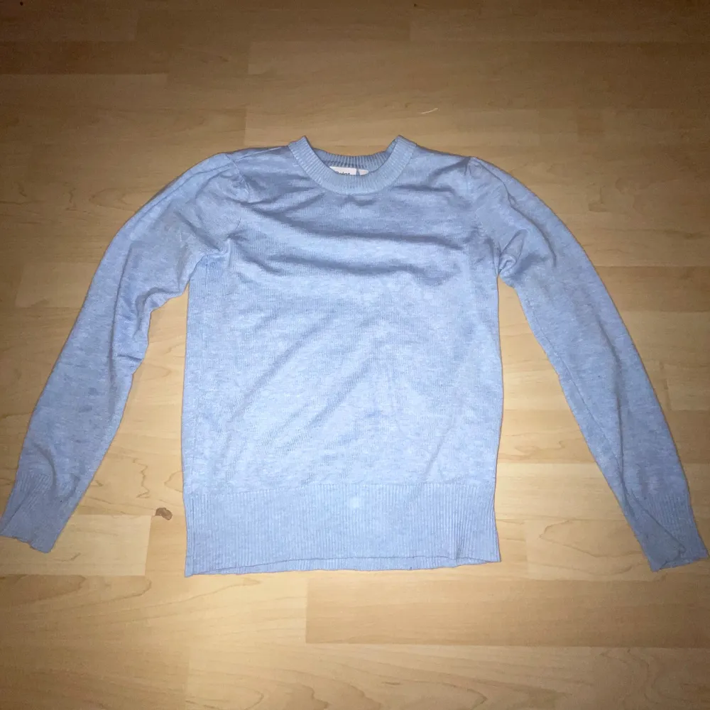 Säljer denna jättefina ljus blåa tunna stickade tröjan från Saint tropez, köpte i somras på salt, men den är som ny😍Säljer på grund av att den börjar bli för liten, pris kan alltid diskuteras🥰 Kom privat för fler bilder💗. Tröjor & Koftor.
