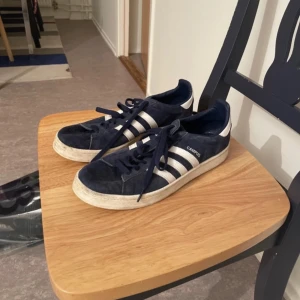 Adidas skor - Bästa adidas campus 80s som har myyyycket kvar att ge, säljs för de nt längre behövs. Nypris 1249kr. För frågor eller fler bilder är det bara att skriva 🧸