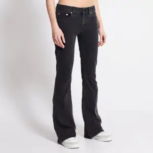Säljer mina fina jeans från lager 157 i modellen jeans ”low boot”. Dom är i storlek XS full lenght. Hör av er om funderingar eller egna bilder!💗 Nypriset är 400kr och jag säljer för 200 kr + frakt