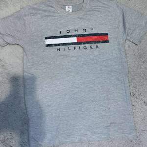 Tommy Hilfiger t-shirt. Nyskick. Aldrig använd. 