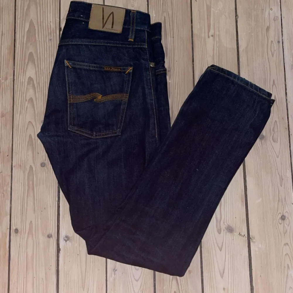 Riktigt par schyssta nudie jeans. Modell grim tim, storlek W30 L30. Jeansen är använda 2-3 gånger. För mer bilder eller frågor är det bara att höra av sig!. Jeans & Byxor.