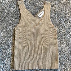 Gullig topp - Säljer denna söta glittriga toppen från Kappahl i storlek S. Sparsamt använd 💕