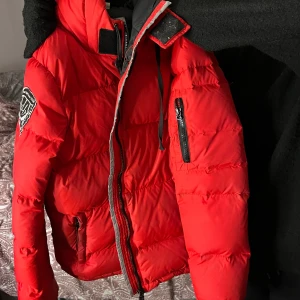 Röd d-brand jacka - jacka ifrån d brand i storlek M som är röd❤️❤️