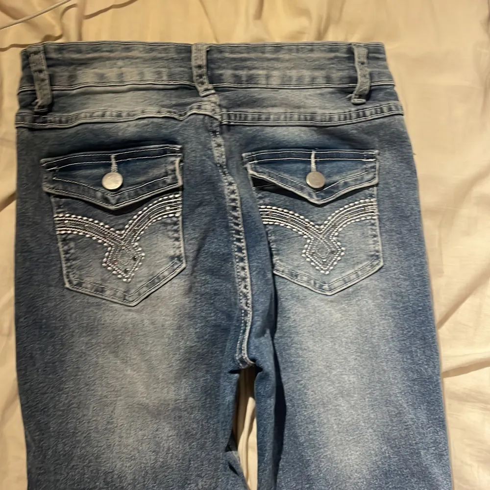 Säljer mina helt oanvända jeans i storlek (S) väldigt stretchiga och har en bra passform och sitter skönt . Jeans & Byxor.