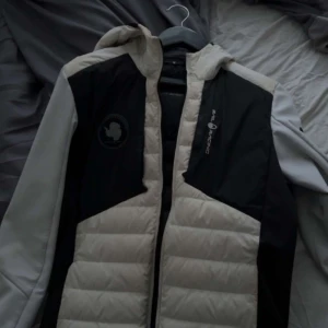 Sail racing  - Säljer min windbreaker för att sen inte kommer till användning pga sommaren är på väg, pris kan diskuteras vis snabb affär, frågor och funderingar är det bara att dma, ny pris 3500, skick 9/10, stolek xs men passar S. Den har ingen luva.