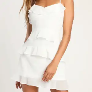 Fin vit klänning, perfekt till sommar o student! Köpte på Lulus hemsida men ska lämna tillbaka, det är dyr frakt från hemsidan därför kollar jag om någon är intresserad🤍