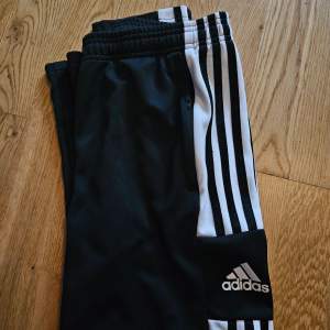 Adidas träningsbyxor Gott skick men en liten rosa fläck finns på ena benet. Se sista bilden.  Size: UK 15-16Y  Pris: 150 kr