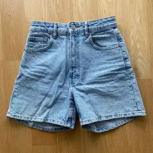 Blåa jeans shorts från zara i stolek 36. Höga i midjan.