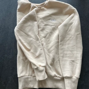 Tjocktröja - Beige tjocktröja från I can I Will. Väldigt skönt men är lite kort för mig som 175 i ärmarna.
