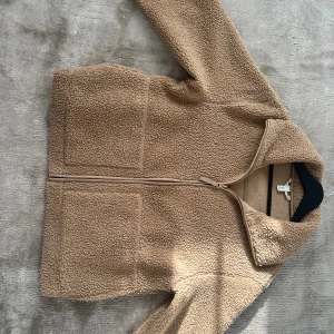 Teddy jacka  - Säljer denna bruna Teddy jacka i storlek L passar även M och S 