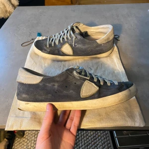 Philippe Model Skor - Tja, säljer dessa sköna Philippe Model skor i rätt använt skick. Baksidan på en av sulorna är rätt sönder men borde gå att laga hos en skomakare för ett rimligt pris. Storleken är 43. Hör av er vid funderingar eller om ni vill ha fler bilder!