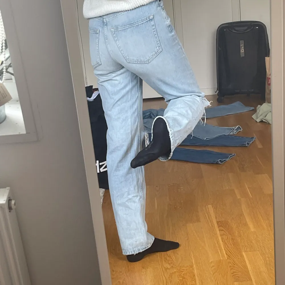 Säljer mina fina jeans från Gina då de ej kommer till användning längre. Hål på knäna (efter design) annars inga defekter. Storlek: 36 men passar även på mig som har 38. Hör gärna av er vid eventuella frågor 😁💞. Jeans & Byxor.