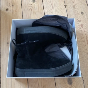 Other stories boots - Ett par vinterboots i mocka från & other stories som legat i sin kartong sen jag fick dem då de är lite för stora för mig
