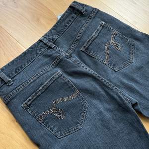 Så snygga lågmidjade jeans med brodering där bak, använda fåtal gånger. Midjemått tvärsöver: 38cm och innerbenslängd: 78cm 
