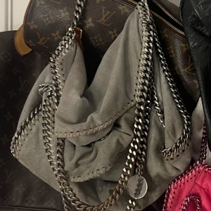 Ljus blå grå Stella McCartney väska  - Säljer min älskade Stella McCartney väska som är väl använd har en liten defekt på sidan skriv för fler bilder ❤️