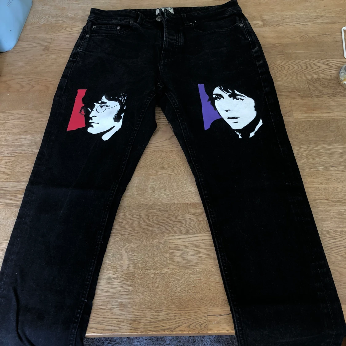Svarta jeans med The Beatles motiv - 91