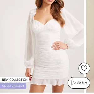 Vit klänning från Nelly  - Perfekt studentklänning, använt den endast en gång i några få timmar🩷 inga fläckar och är som nyskick💞