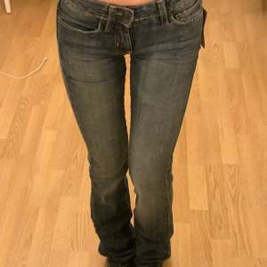 Jättesnygga vintage jeans med med fina detaljer på bakfickorna! lappen kvar! Hör av dig vid frågor💕