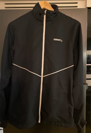 Craft set jacka+byxa - Set från Craft tränings/vindjacka och byxa stl S. Mycket fint skick. Yttertyg 1-3 Polyester. 