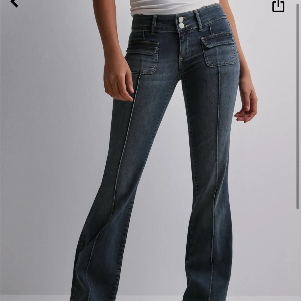 Intressekoll på dessa slutsålda jeans från nelly. Använda ca 3 gånger alltsä nyskick, köpt för 699kr Skriv för egna bilder🩷. Jeans & Byxor.