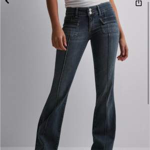 Intressekoll på dessa slutsålda jeans från nelly. Använda ca 3 gånger alltsä nyskick, köpt för 699kr Skriv för egna bilder🩷