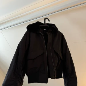 Jacka  - Svart jacka med pälskrage från h&m. Jackan är använd högst två gånger, säljer sen på grund av att den inte bli använd 💞 Helt nytt skick 