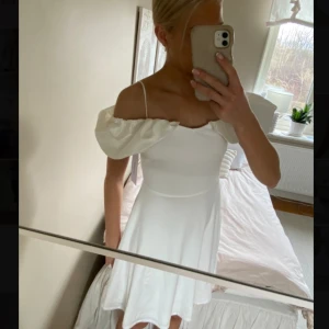 Klänning - Helt ny superfin student- eller festklänning! Aldrig använd och prislappen sitter kvar. Köpt från Bubbleroom. 