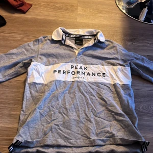 En riktigt snygg tröja från peak performance stolek 170  - Fin hoddie  Från peak performance  Stolek 170  Använt lite 