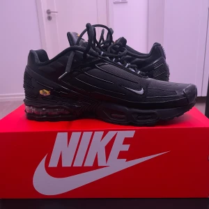 Nike tn skor - Hej! Jag har ett par fantastiska Nike TN-skor i storlek 42,5 som jag vill sälja. De är helt nya och i perfekt skick! Dessa skor är både snygga och bekväma. Om du är intresserad, skicka mig ett meddelande. Kvitto och box tillkommer 