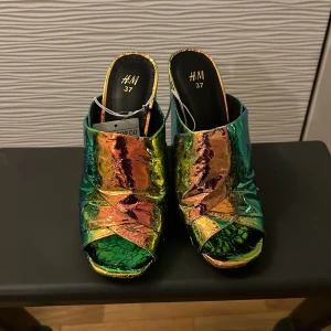 Högklackade slip in sandaler - Rolig oanvänd ’party’ sandaler.  Högklack, slip in St 37