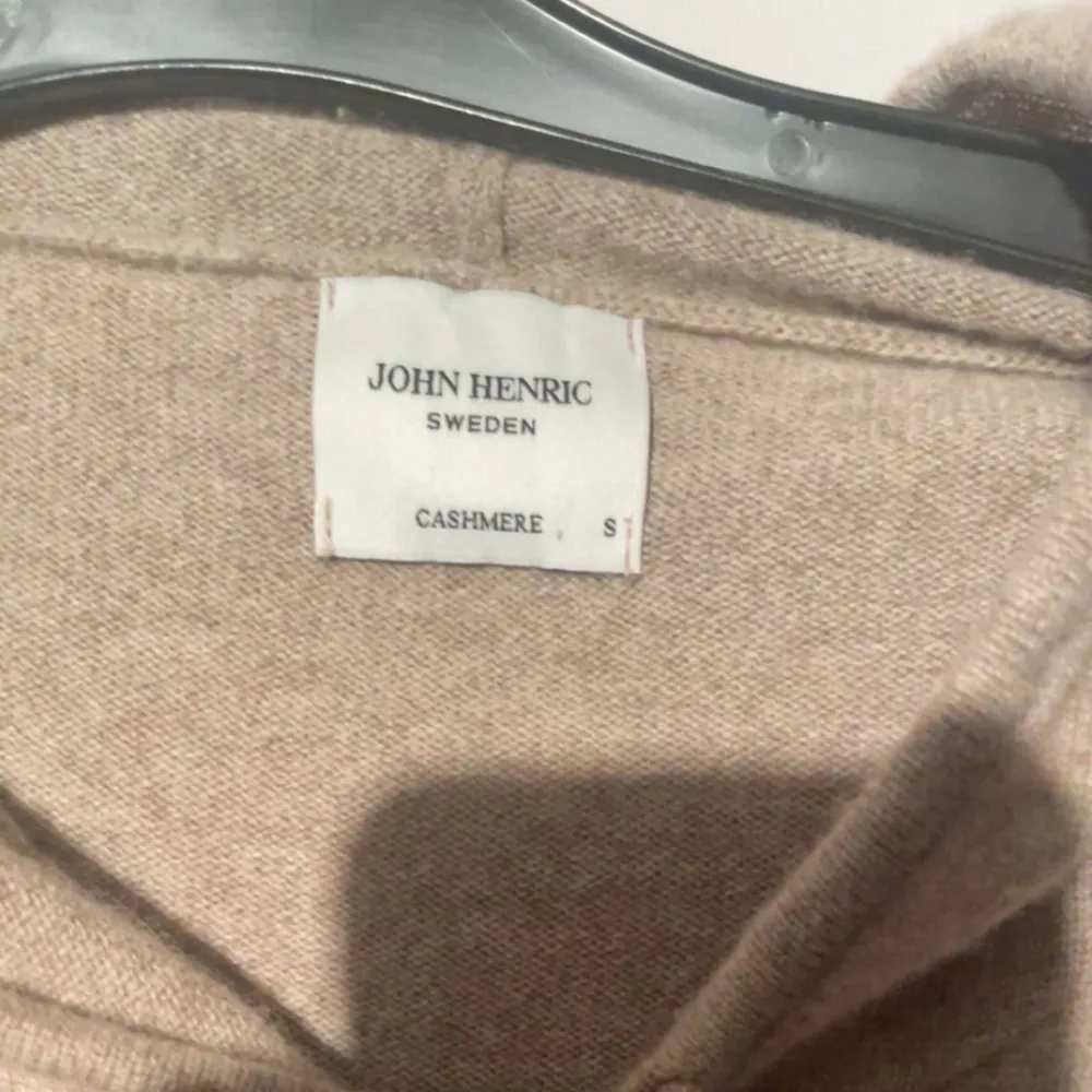 Sjuuukt fet kashmir zip hoodie av märket John Henric. Perfekt nu till våren!   Inga defekter . Hoodies.