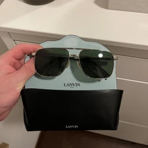 Lanvin glajjor - Knappt använda glajjor som blev köpta i somras. Kommer inte ihåg exakt vad som kosta men har för mig det va för runt 3000kr. Inga defekter. Inte helt hundra på att jag vill sälja dom men till rätt pris kan jag nog tänka mig att släppa.