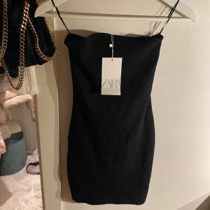 Tubklänning - Helt oanvänd tubklänning från zara, peislappen kvar🤍