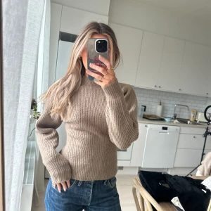 Stickad tröja - Superfin stickad tröja med ballongärmar! Strl XS!