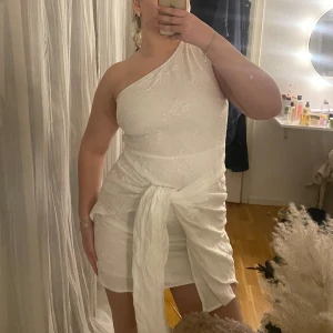 Vit studentklänning  - Säljer en studentklänning då denna inte riktigt var min stil. Denna är endast testad en gång