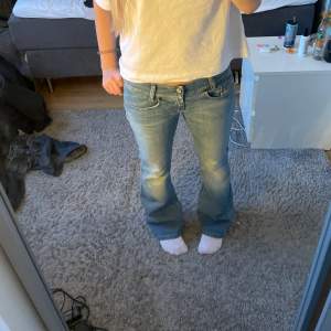 Lågmidjade jeans från diesel  Midjemåttet 40  Innerbenslängd 84 Ytterbenslängd 104 Jag är 168💗