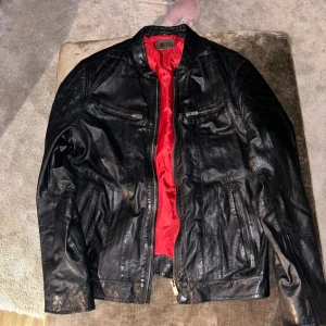 Jofama - lammskinn - vintage - Vintagejacka som är extremt sällsynt och finns inte ens på bilder knappt att få tag i tdsg.   Skicket är som ny då den är extremt sparsamt använd.   Materialet är helt otroligt mjukt då det är lammskinn   Inköpt 7,500:-  Mitt pris 3,000:-