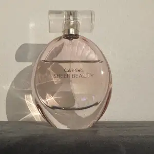 Säljer min parfym från Calvin Klein  Som heter sheer Beauty. Detta är en pudrig blommig doft som är en riktig sommar parfym. Flaskan är 50 ml och jag har använt ca 1/3 del,(se bild) Säljs då jag har för många parfymer Fler bilder kan skickas
