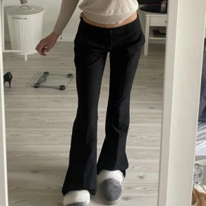 Kostymbyxor med slit - Vera kostymbyxor med slit från bikbok! Passar 40 också! Lånad bild